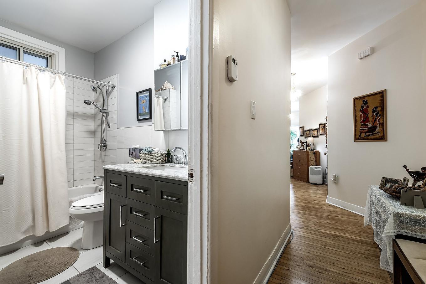 Bathroom - 7457 - 7461 Av. De L'Épée, Montréal (Villeray/Saint-Michel/Parc-Extension), QC - Indoor Photo Showing Bathroom