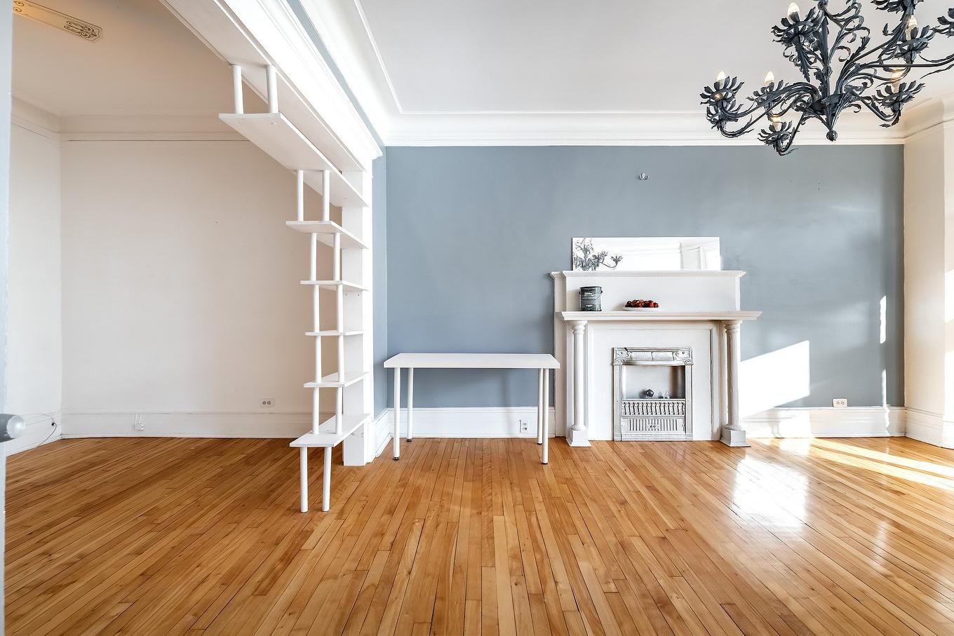 Living room - 7457 - 7461 Av. De L'Épée, Montréal (Villeray/Saint-Michel/Parc-Extension), QC - Indoor With Fireplace