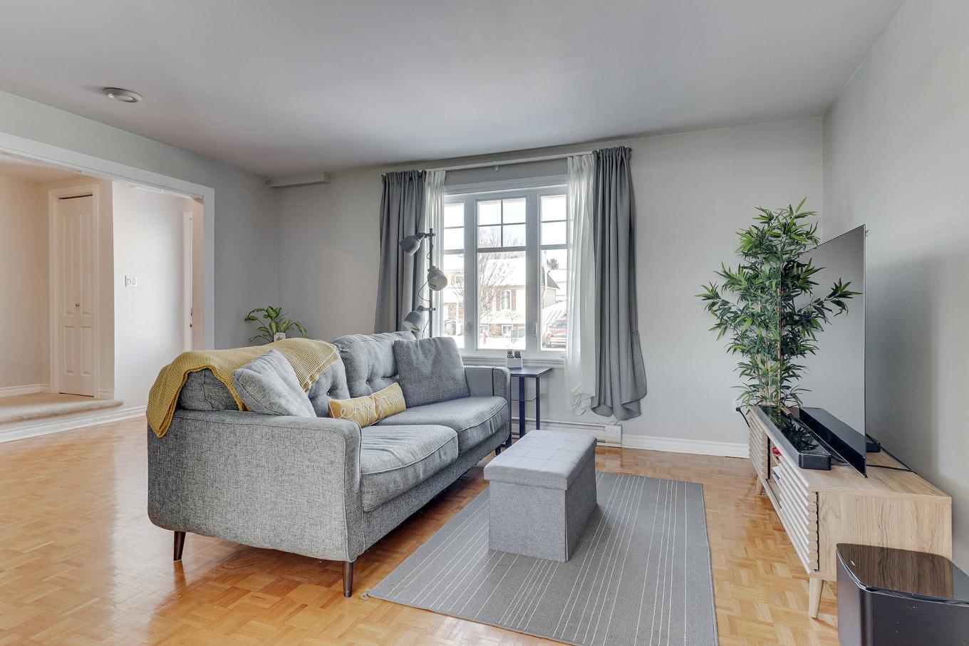 Salon - 660 Rue De Livaudière, Terrebonne (Terrebonne), QC - Indoor Photo Showing Living Room