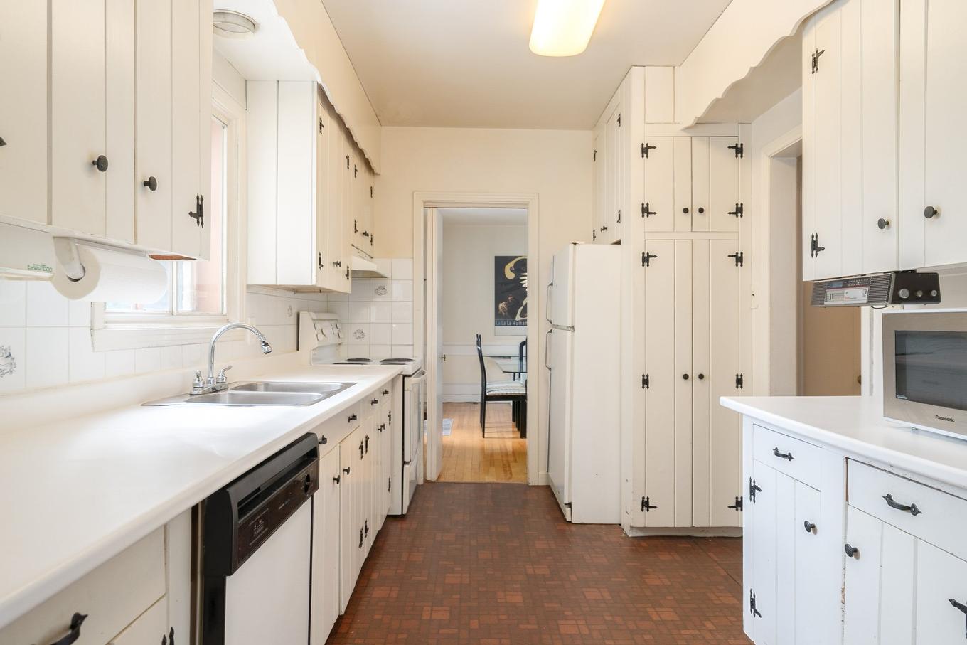 Kitchen - 510 Av. Powell, Mont-Royal, QC - Indoor Photo Showing Kitchen With Double Sink