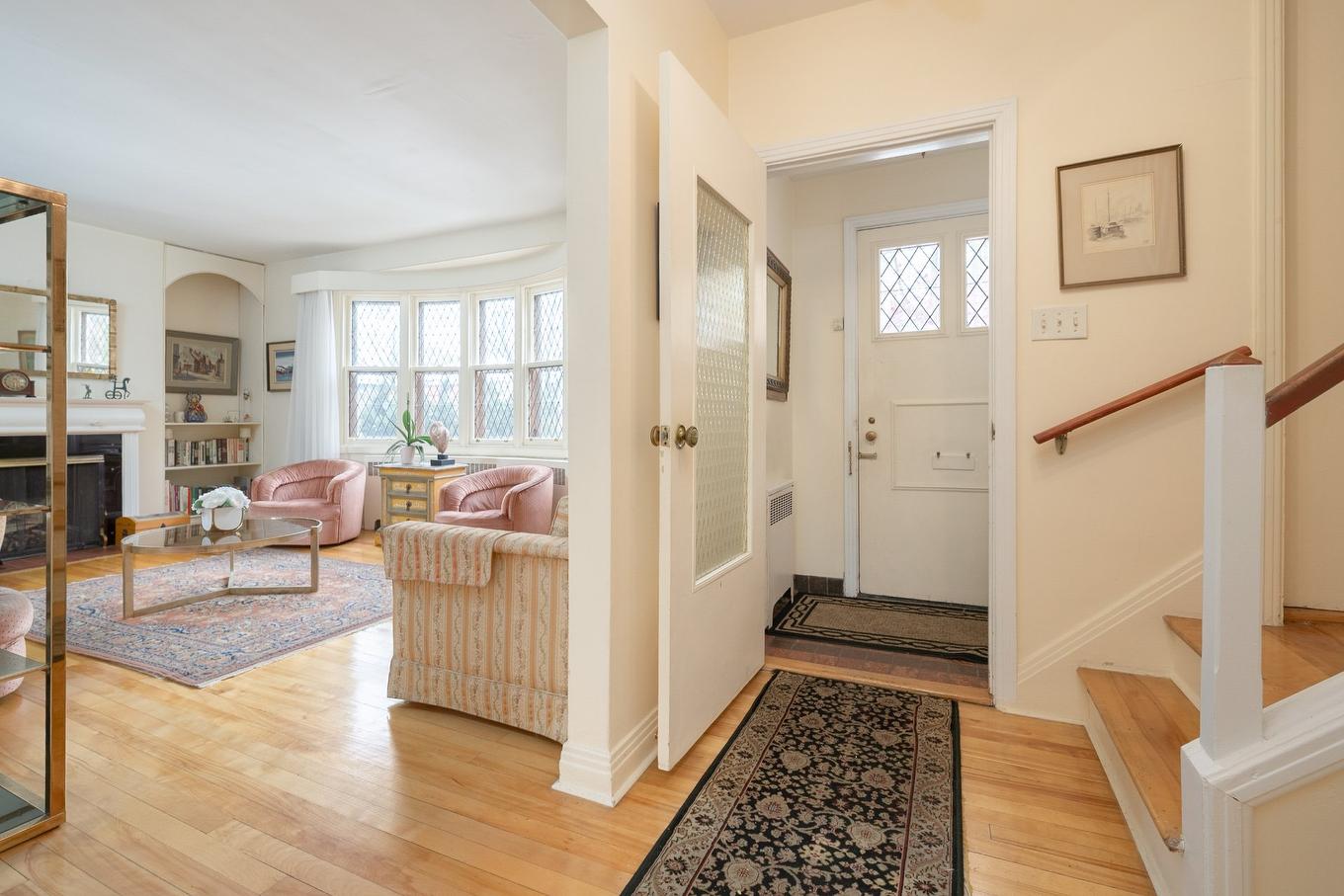 Hall - 510 Av. Powell, Mont-Royal, QC - Indoor With Fireplace