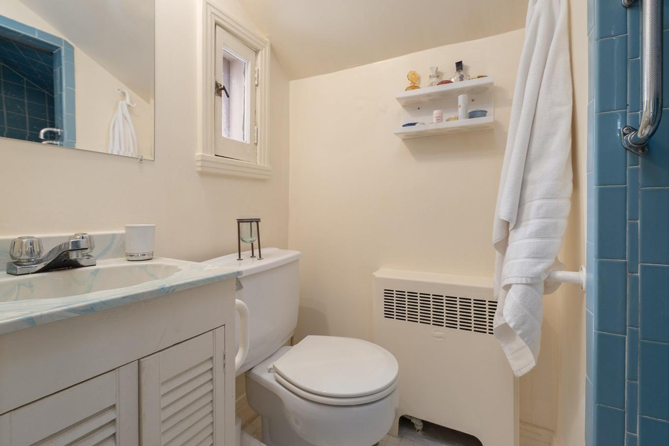 Bathroom - 510 Av. Powell, Mont-Royal, QC - Indoor Photo Showing Bathroom