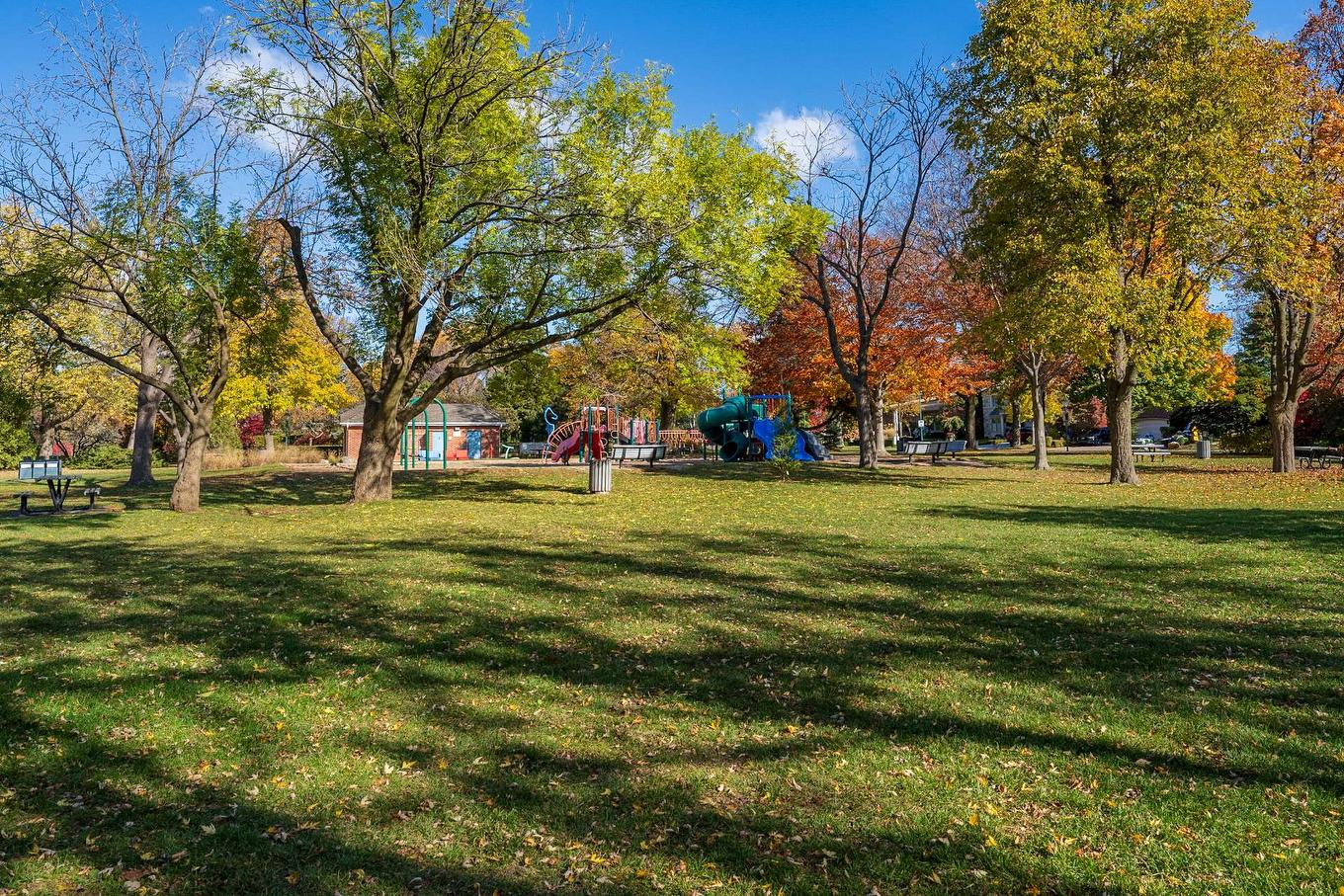 Nearby - 510 Av. Powell, Mont-Royal, QC - Outdoor