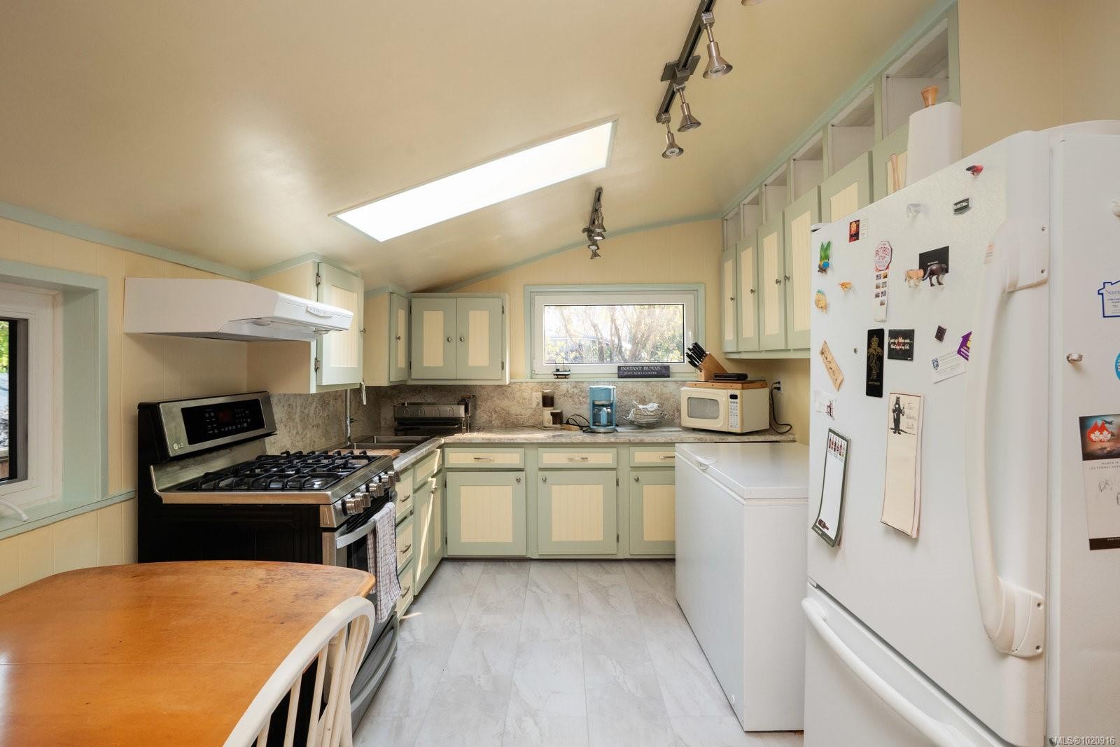 1256 Walnut St, Victoria, BC