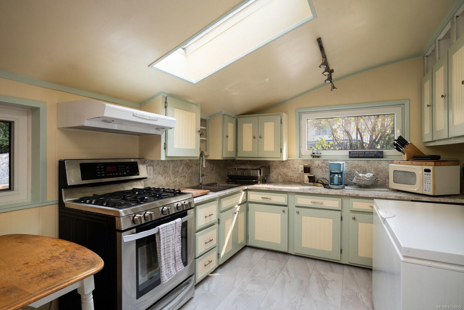 1256 Walnut St, Victoria, BC