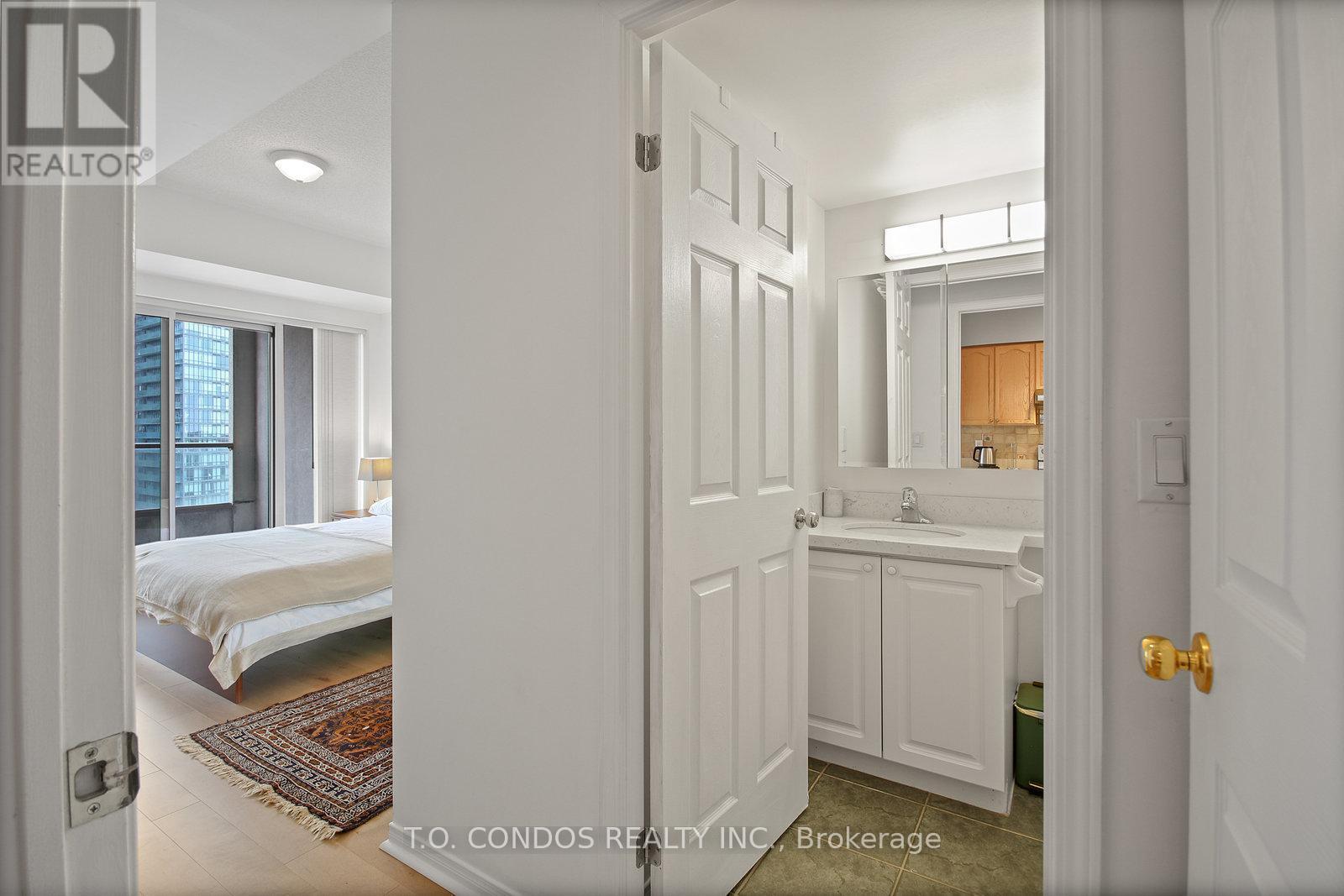 1806 - 909 Bay Street, Toronto, ON - Indoor Photo Showing Bathroom