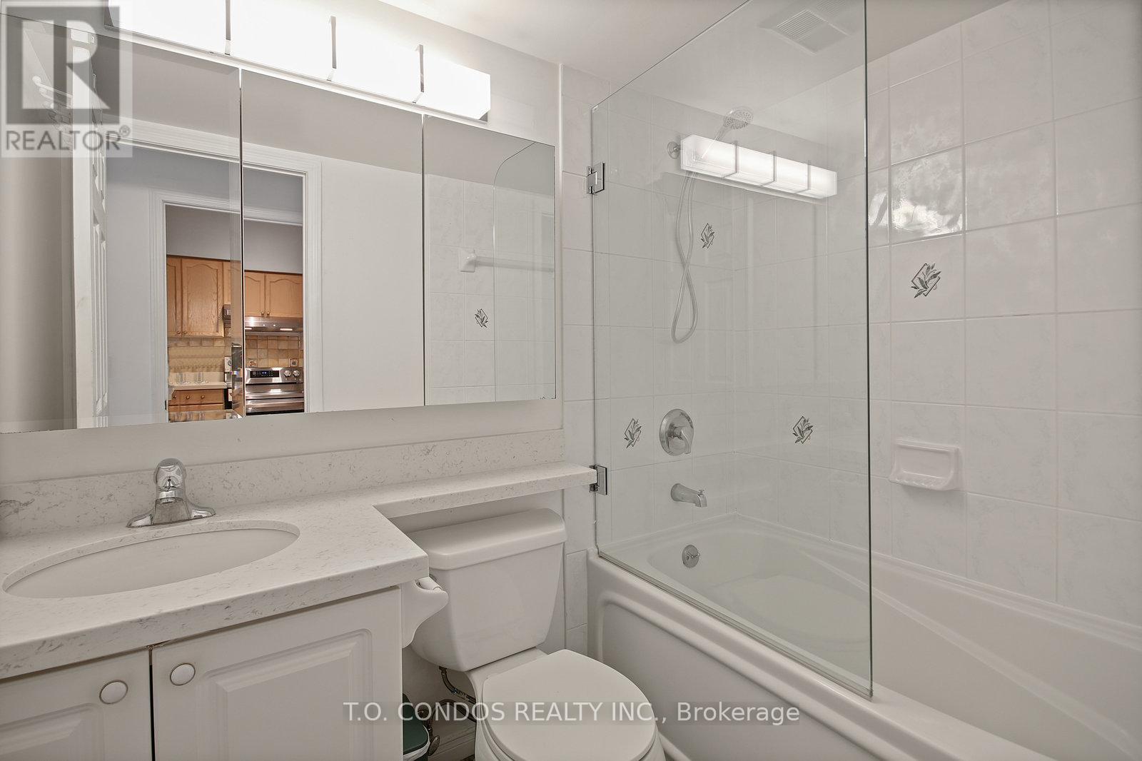 1806 - 909 Bay Street, Toronto, ON - Indoor Photo Showing Bathroom