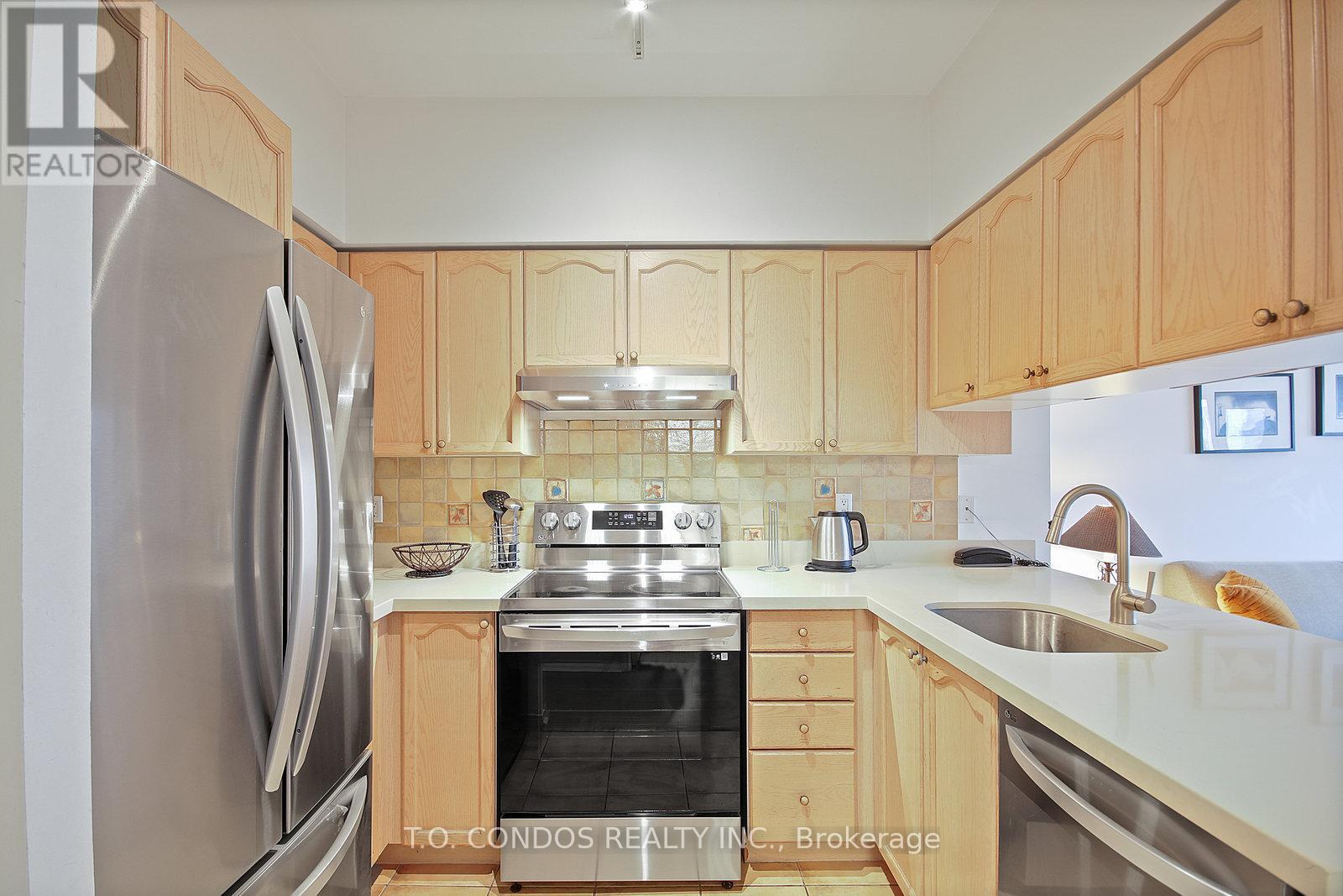 1806 - 909 Bay Street, Toronto, ON - Indoor Photo Showing Kitchen