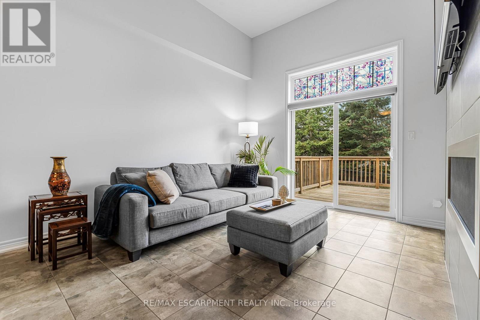 5 - 2848 King Street, Lincoln, ON - Indoor Photo Showing Living Room
