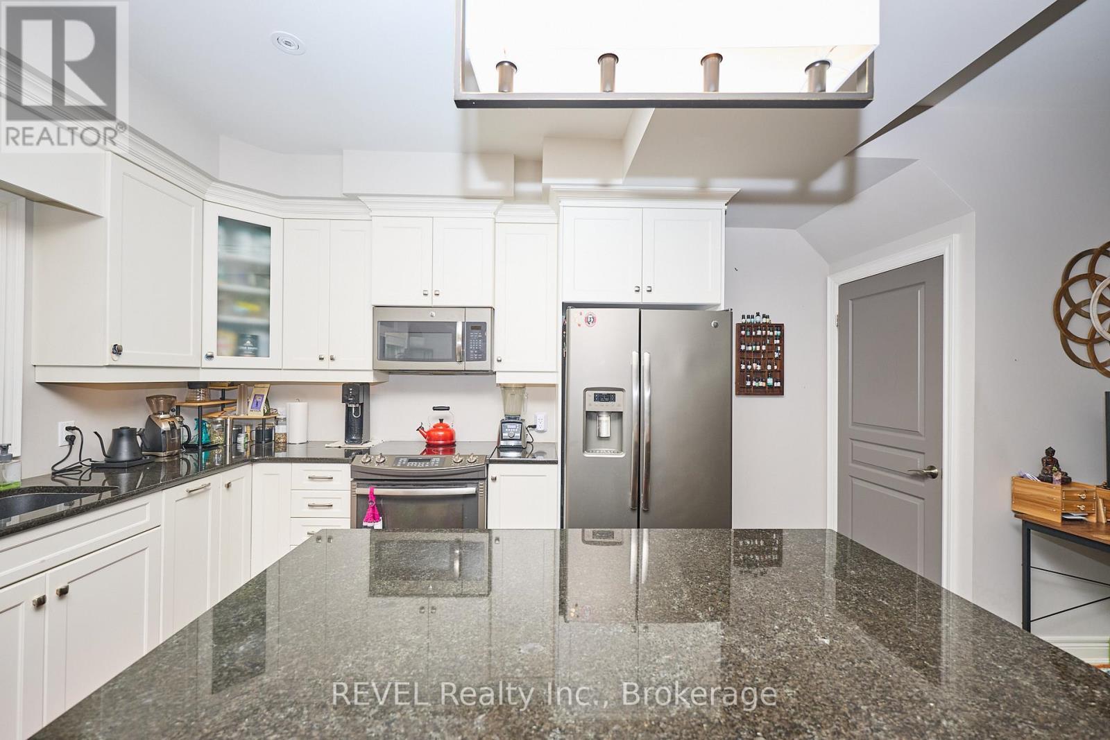 5 - 608 Simcoe Street, Niagara-On-The-Lake (Town), ON - Indoor Photo Showing Kitchen