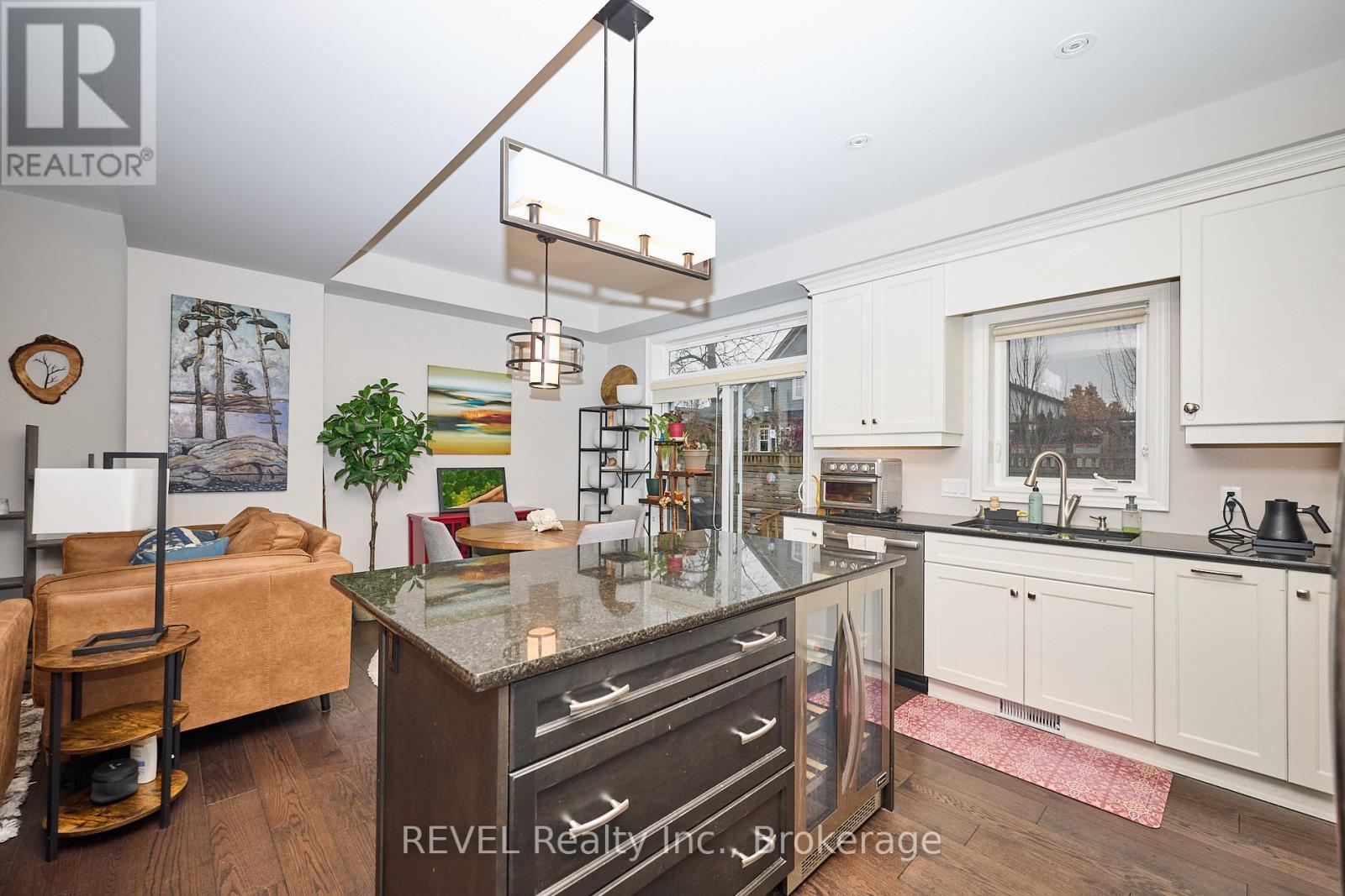 5 - 608 Simcoe Street, Niagara-On-The-Lake (Town), ON - Indoor Photo Showing Kitchen With Upgraded Kitchen