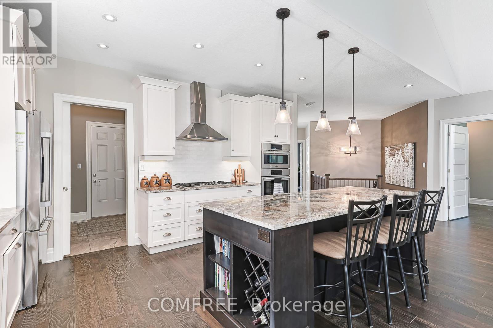 106 High Bluff Lane, Blue Mountains, ON - Indoor Photo Showing Kitchen With Upgraded Kitchen