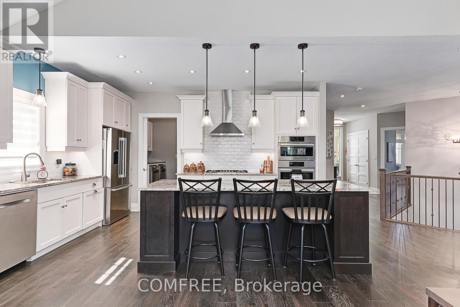 106 High Bluff Lane, Blue Mountains, ON - Indoor Photo Showing Kitchen With Upgraded Kitchen