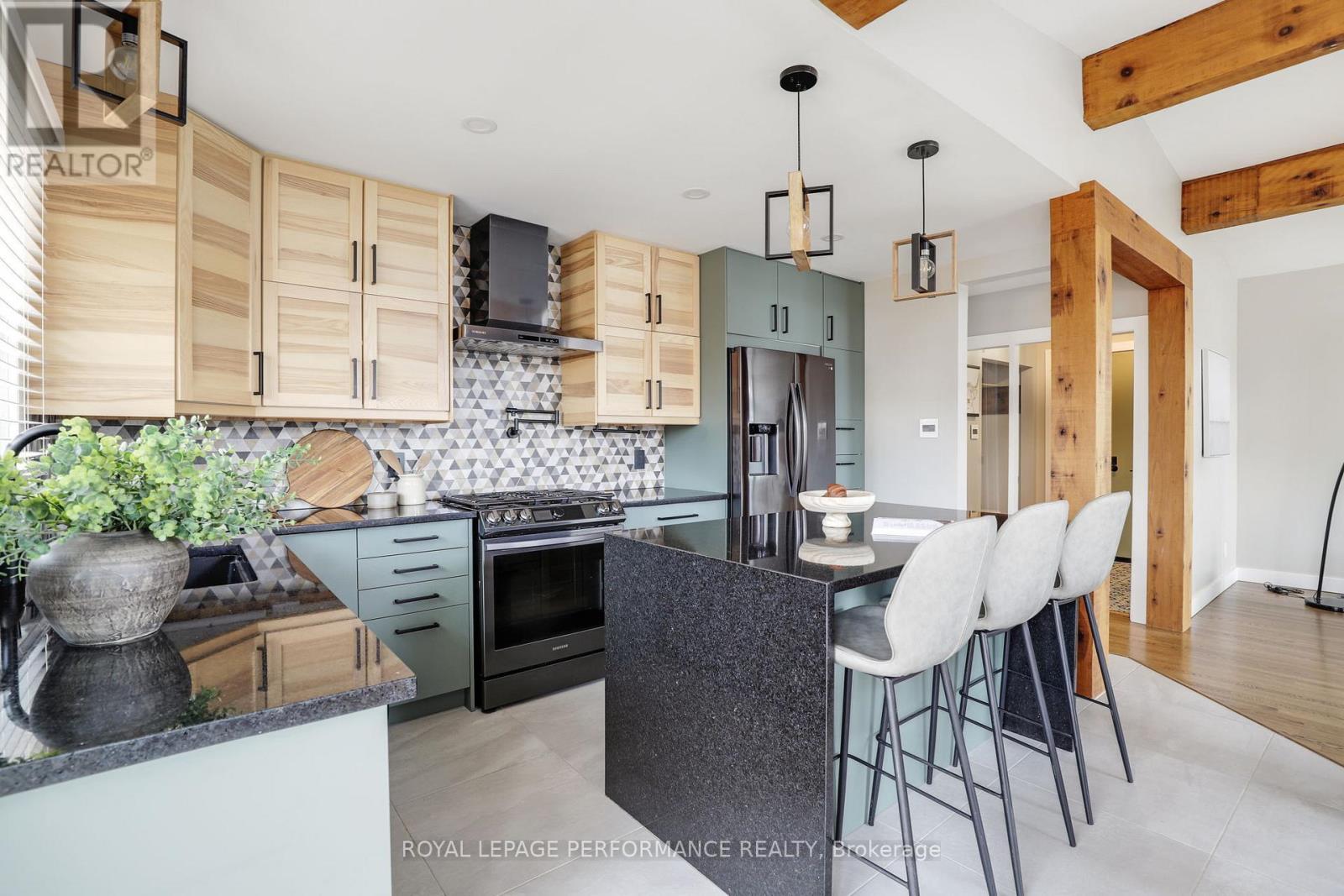 2320 Nerta Street, Ottawa, ON - Indoor Photo Showing Kitchen With Upgraded Kitchen