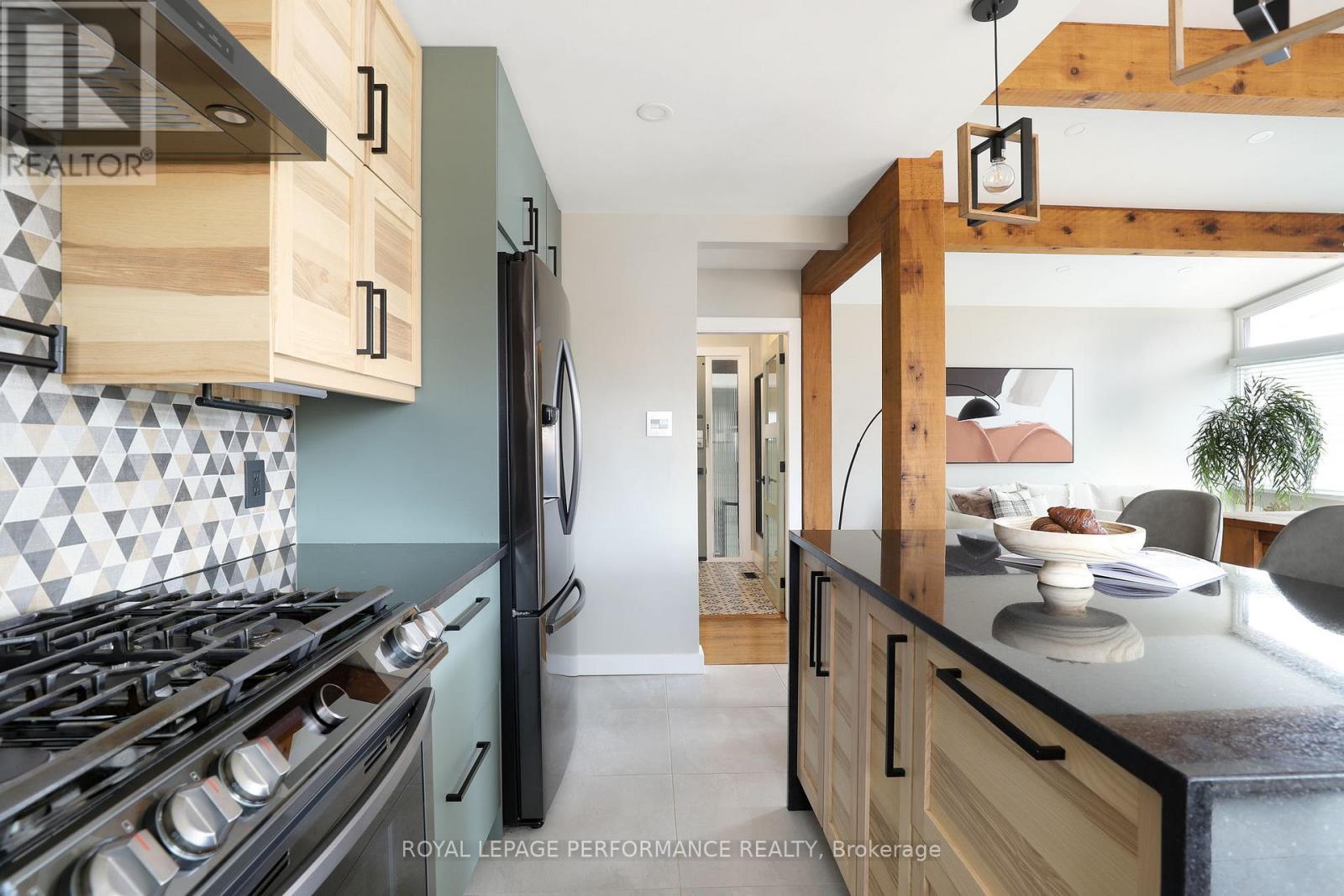 2320 Nerta Street, Ottawa, ON - Indoor Photo Showing Kitchen With Upgraded Kitchen