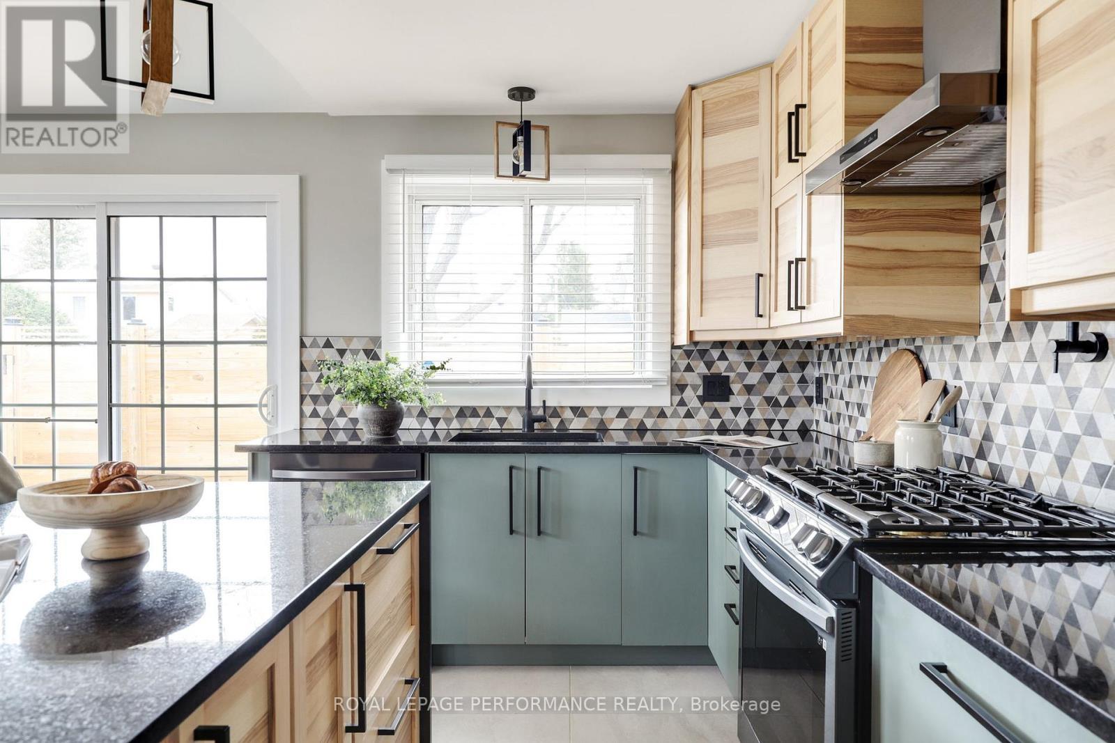 2320 Nerta Street, Ottawa, ON - Indoor Photo Showing Kitchen With Upgraded Kitchen