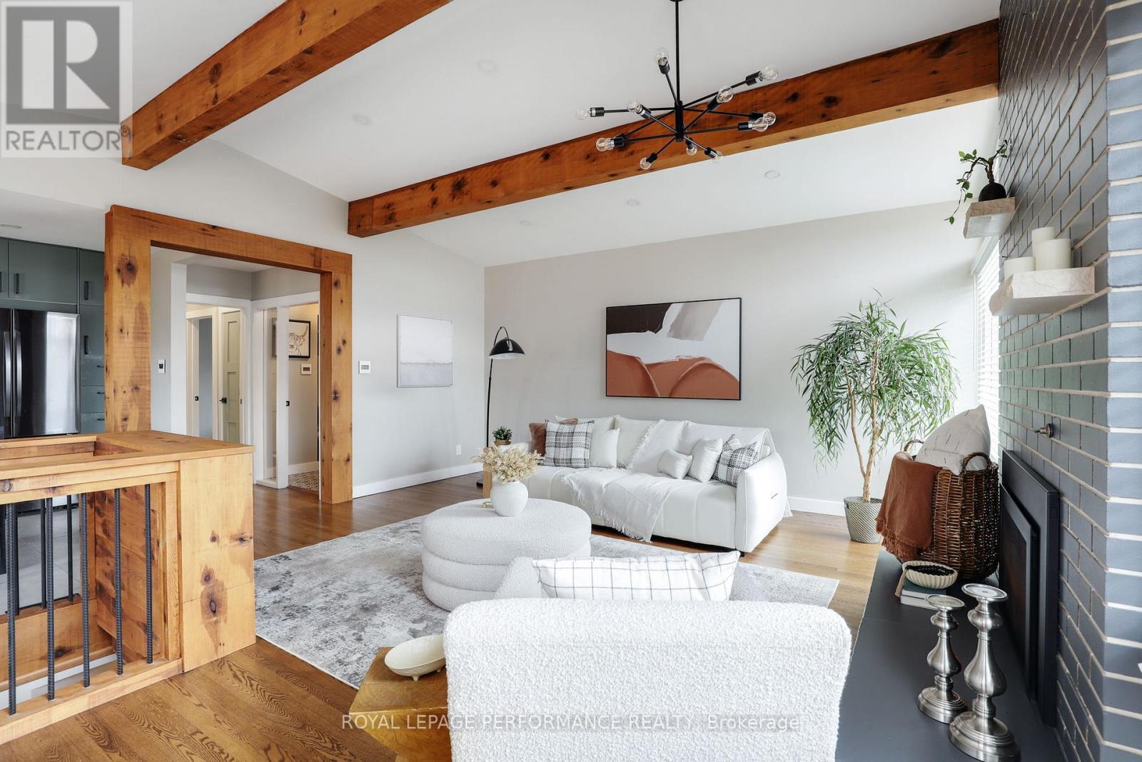 2320 Nerta Street, Ottawa, ON - Indoor Photo Showing Living Room