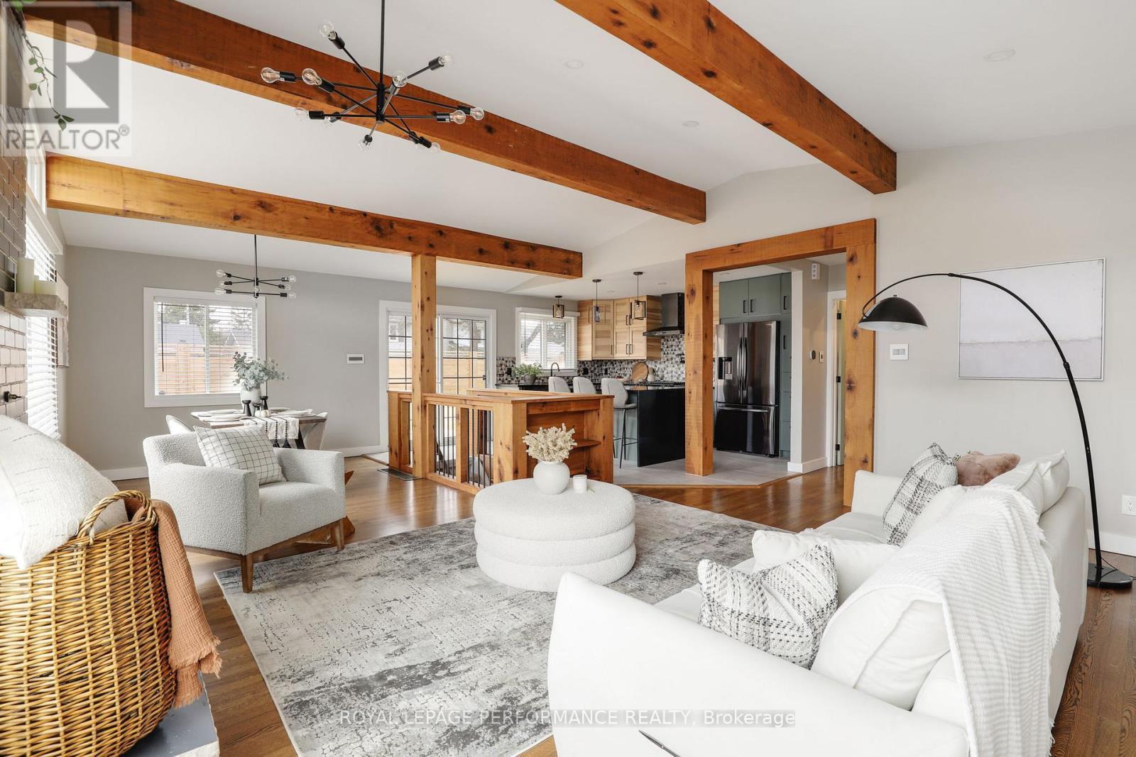 2320 Nerta Street, Ottawa, ON - Indoor Photo Showing Living Room