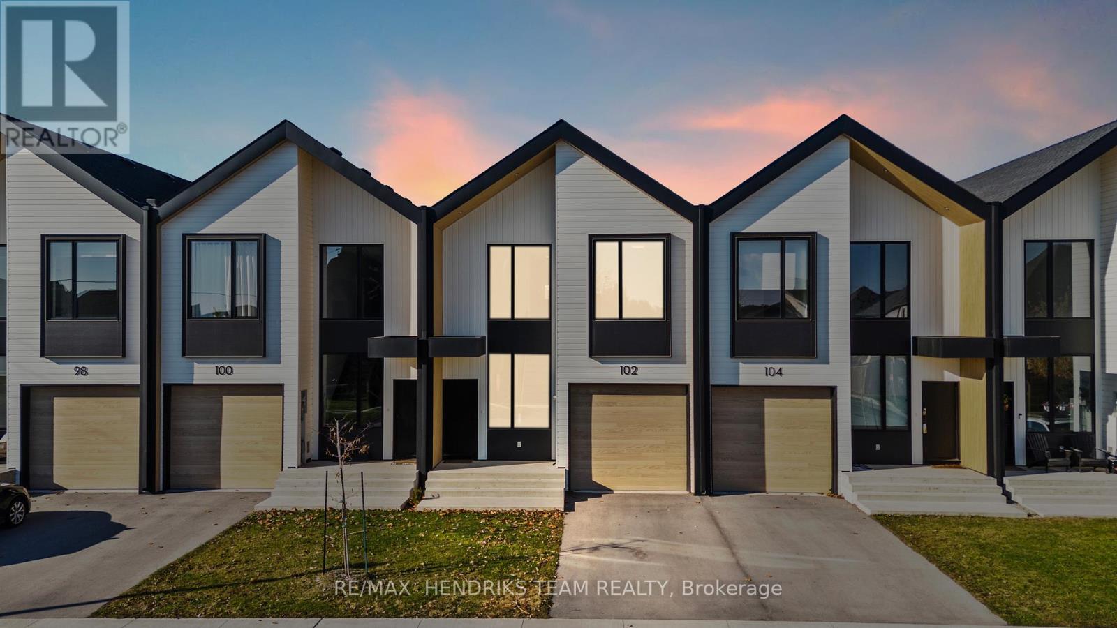 102 Lametti Drive, Pelham (Fonthill), ON - Outdoor With Facade