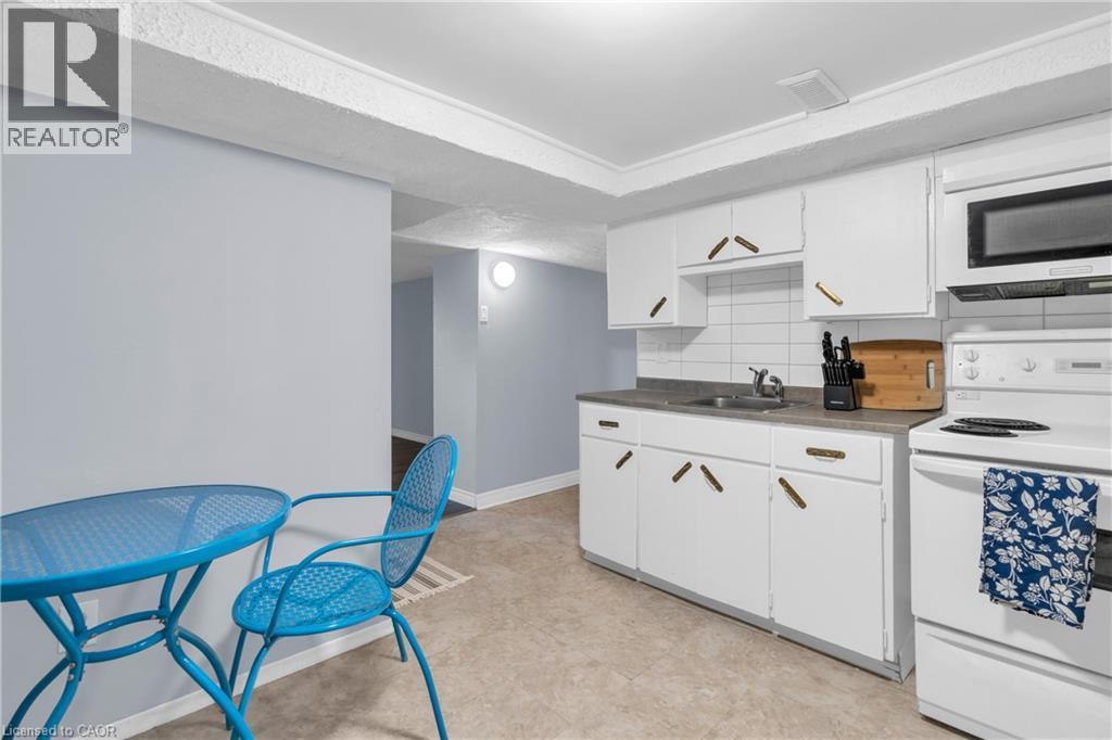 301 Franklin Street N Unit# C, Kitchener, ON - Indoor Photo Showing Kitchen