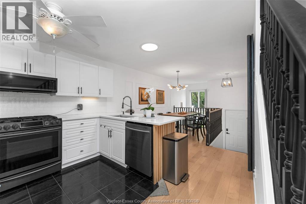 1678 Fieldcrest, Tecumseh, ON - Indoor Photo Showing Kitchen