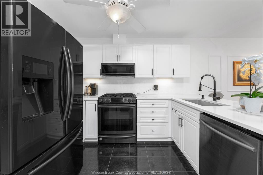 1678 Fieldcrest, Tecumseh, ON - Indoor Photo Showing Kitchen