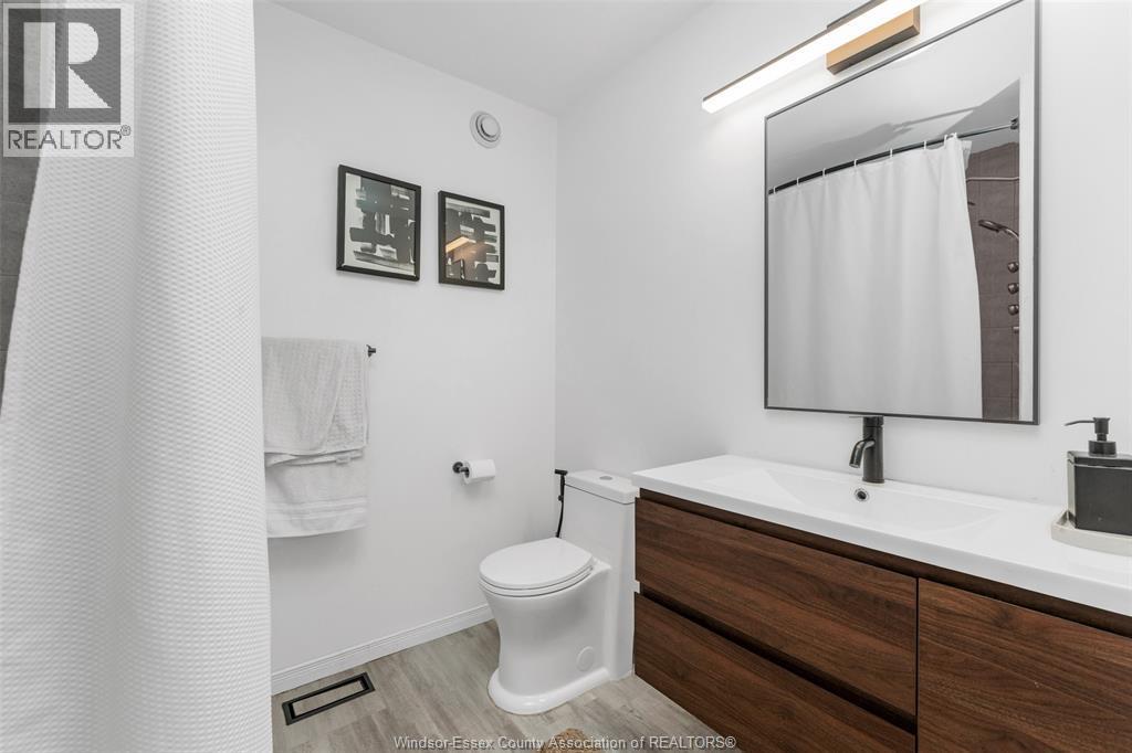 1678 Fieldcrest, Tecumseh, ON - Indoor Photo Showing Bathroom