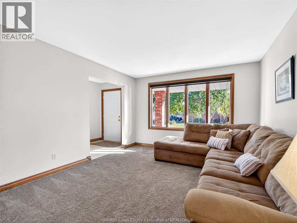 2392 Via Vita Street, Windsor, ON - Indoor Photo Showing Living Room