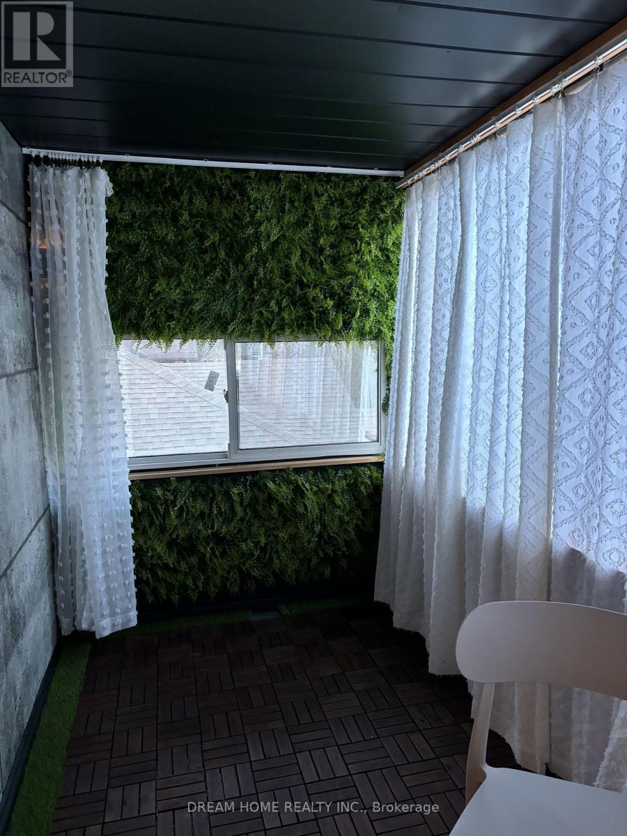 Upper - 160 Olde Bayview Avenue, Richmond Hill, ON -