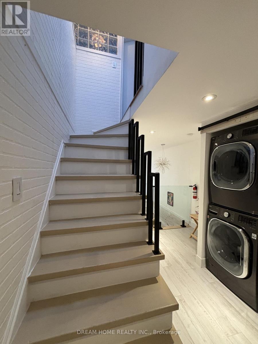 Upper - 160 Olde Bayview Avenue, Richmond Hill, ON - Indoor Photo Showing Laundry Room