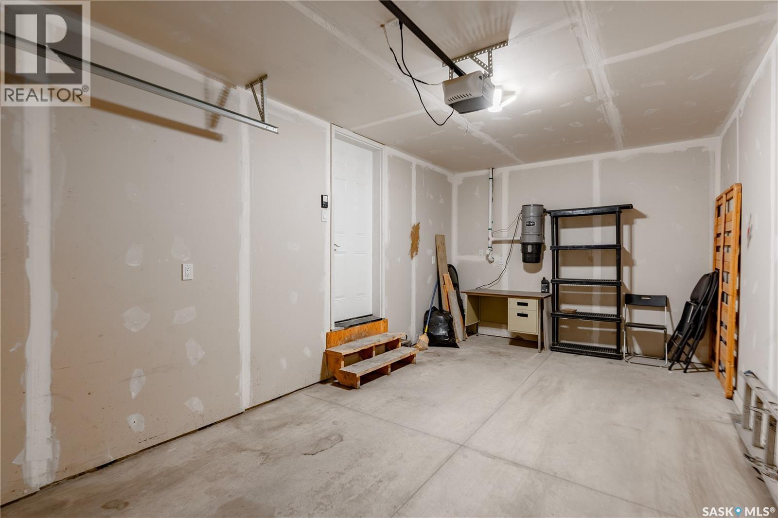 103 212 Willis Crescent, Saskatoon, SK - Indoor Photo Showing Garage
