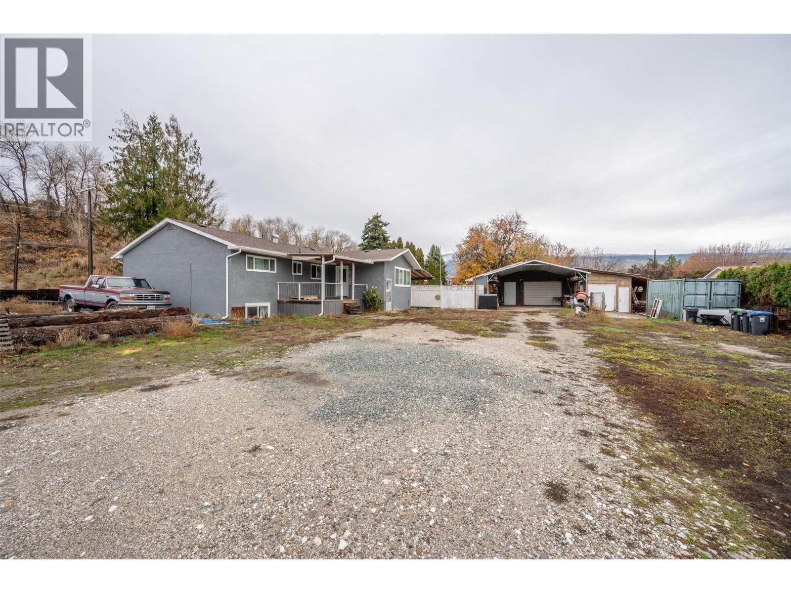driveway - 225 Circle Drive, Oliver, BC - Outdoor