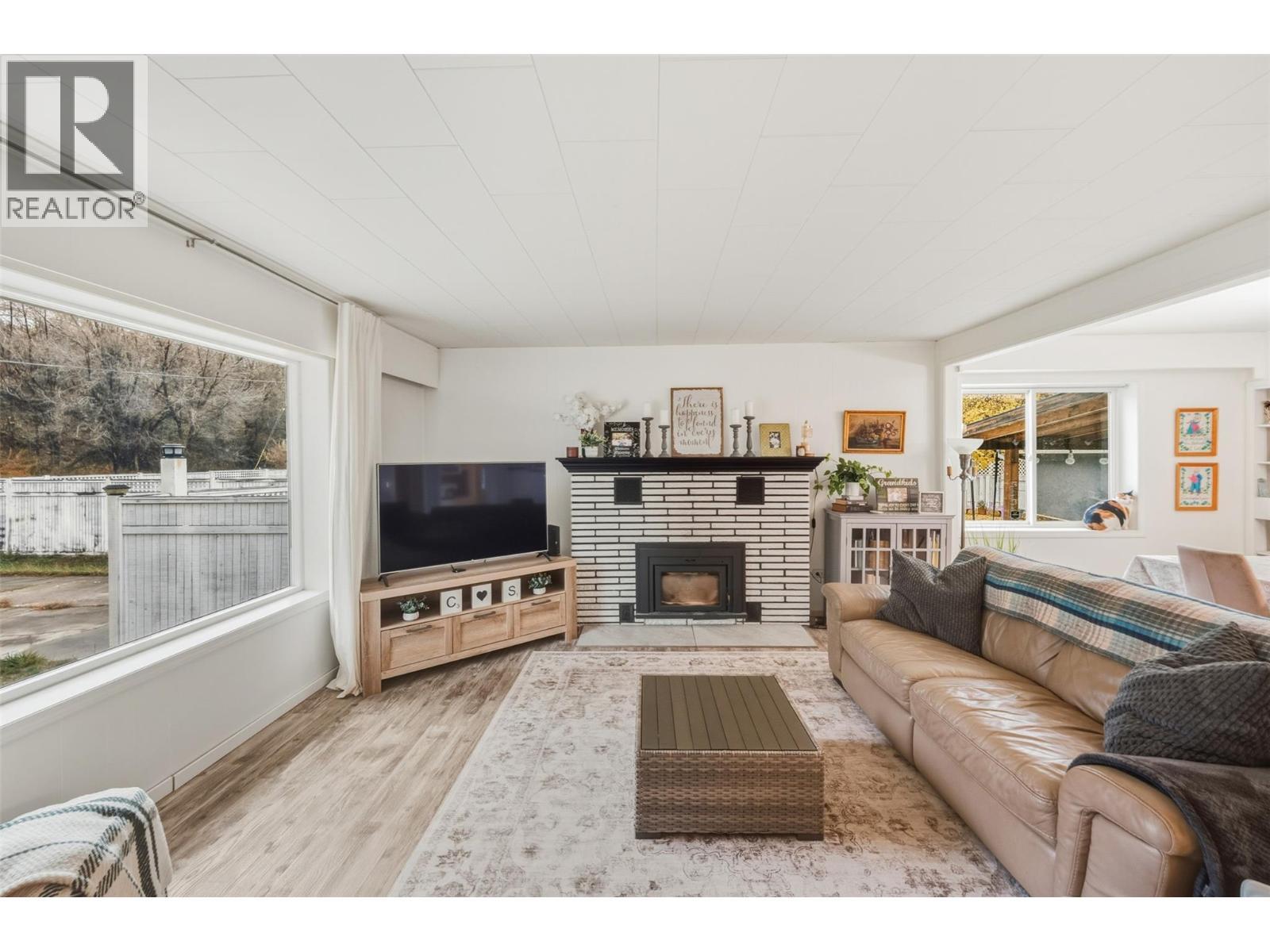 Living room - 225 Circle Drive, Oliver, BC - Indoor Photo Showing Living Room With Fireplace