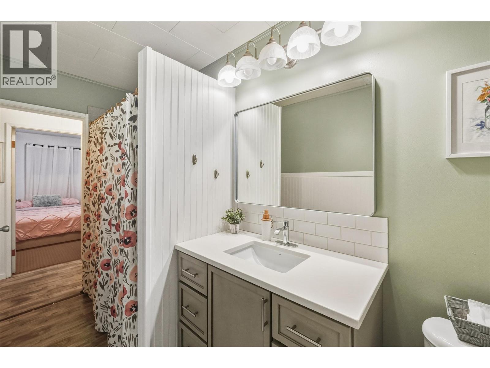 Main bathroom - 225 Circle Drive, Oliver, BC - Indoor Photo Showing Bathroom
