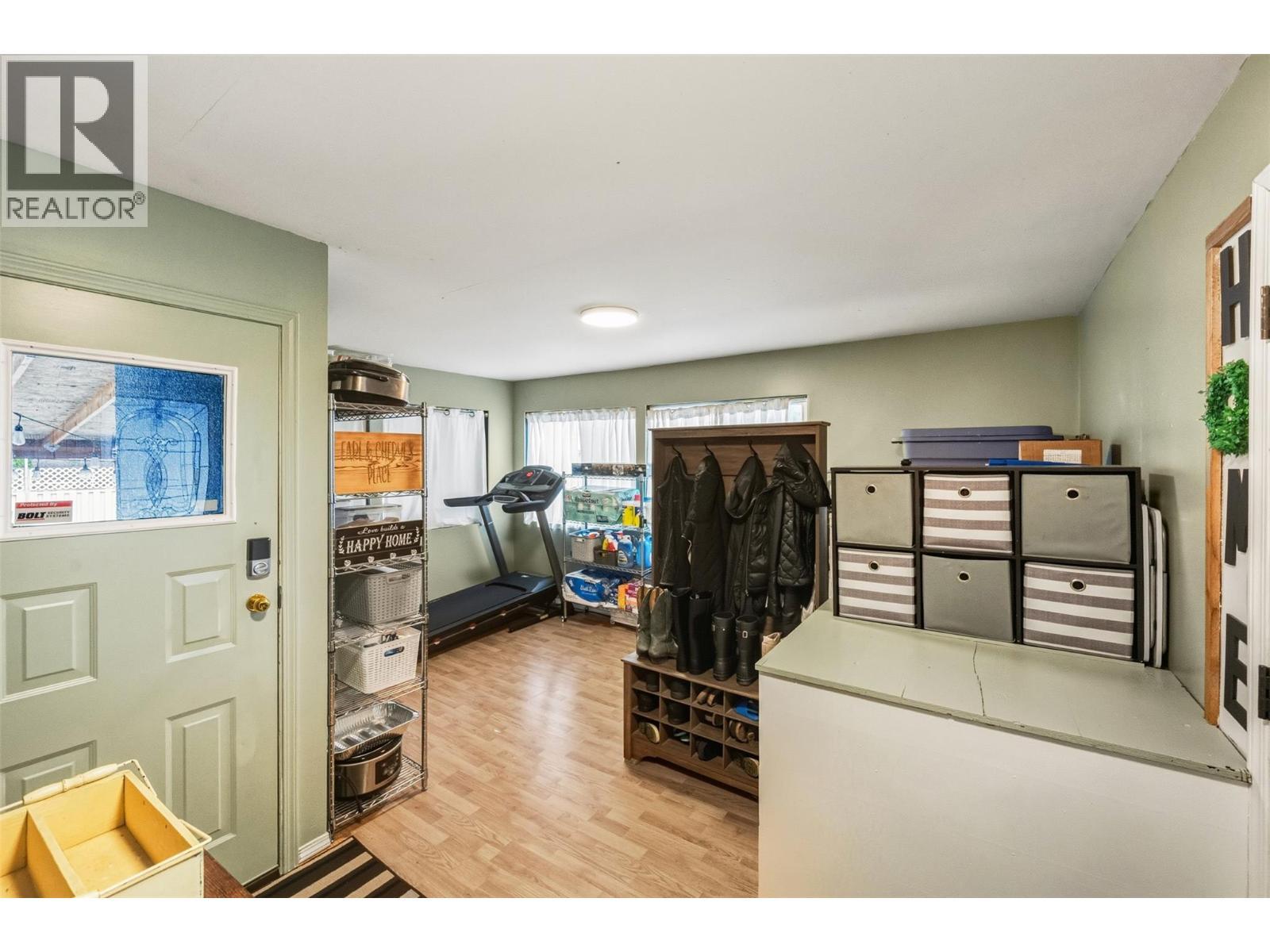 separate entrance - 225 Circle Drive, Oliver, BC - Indoor Photo Showing Other Room