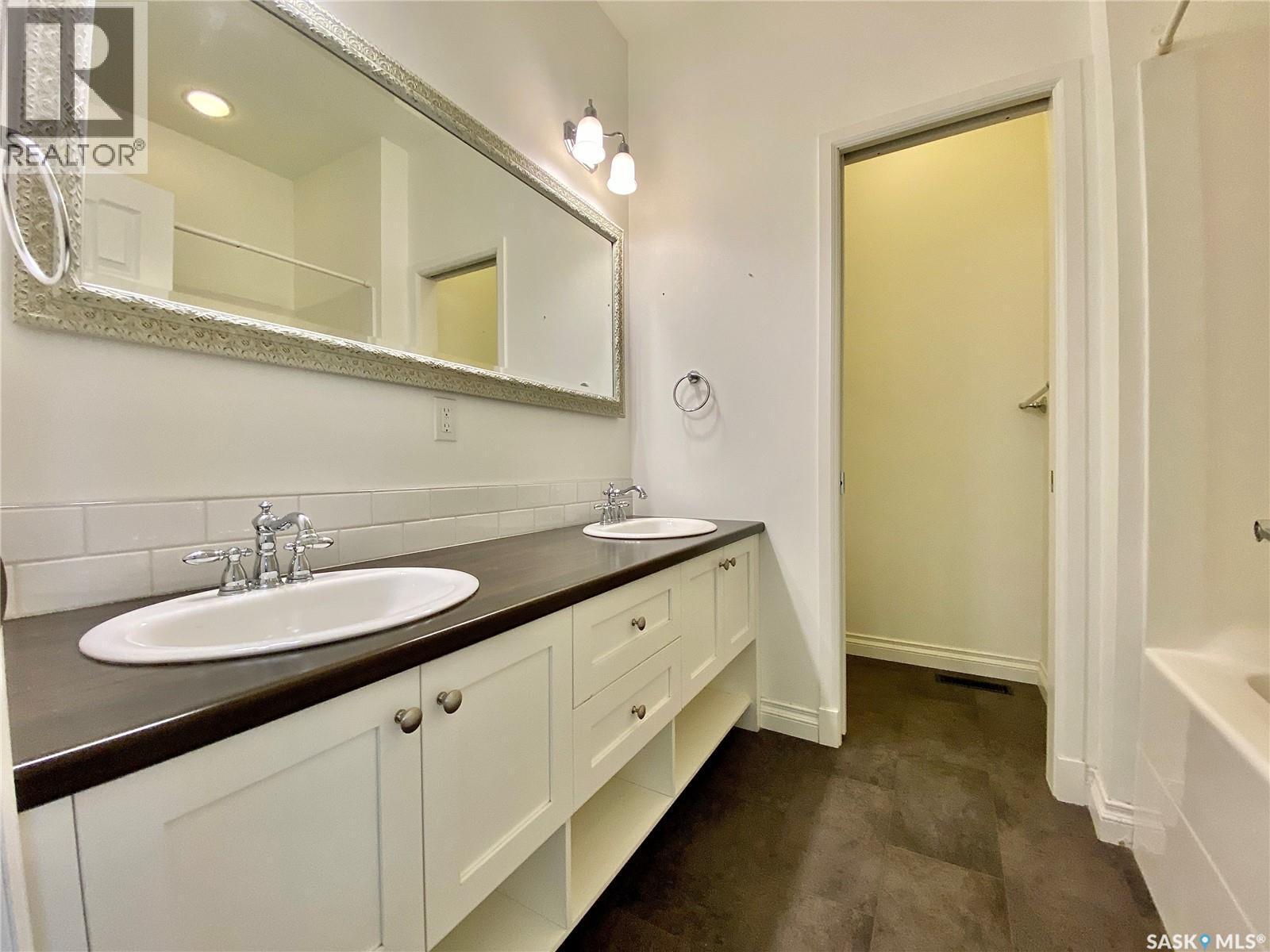 A & B 422 St Mary Street, Esterhazy, SK - Indoor Photo Showing Bathroom
