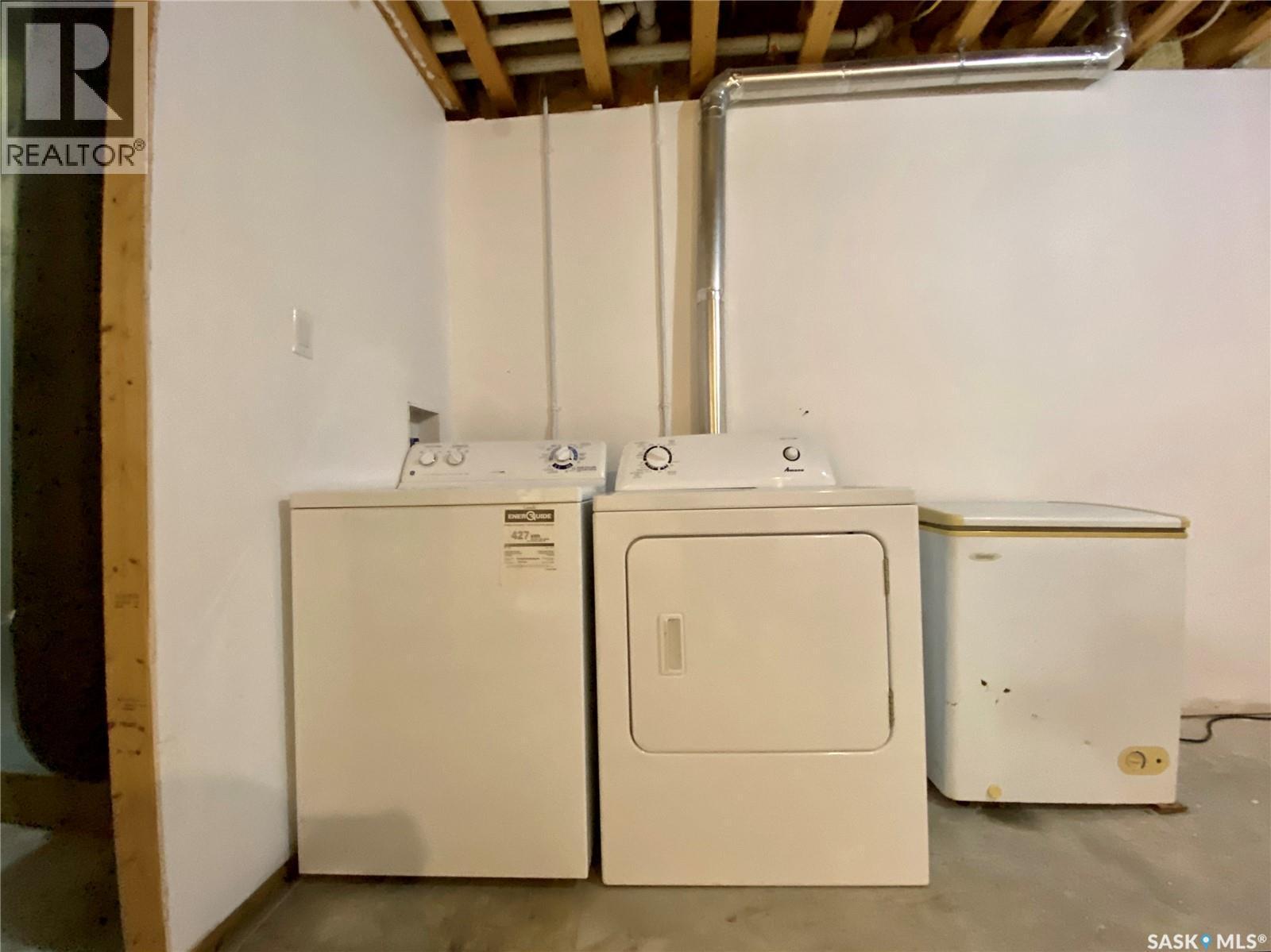 A & B 422 St Mary Street, Esterhazy, SK - Indoor Photo Showing Laundry Room