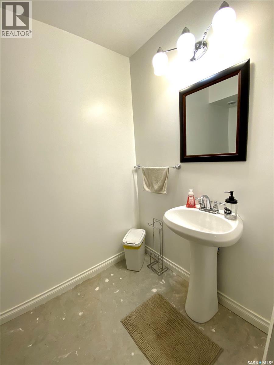 A & B 422 St Mary Street, Esterhazy, SK - Indoor Photo Showing Bathroom