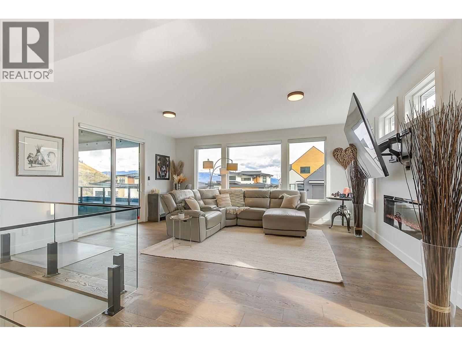 1235 Ponds Avenue, Kelowna, BC - Indoor Photo Showing Living Room With Fireplace
