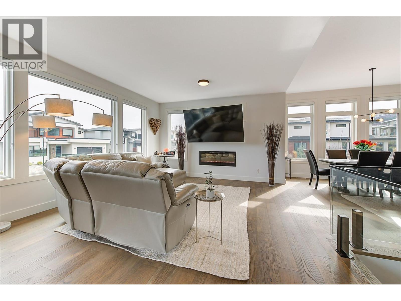 1235 Ponds Avenue, Kelowna, BC - Indoor Photo Showing Living Room With Fireplace