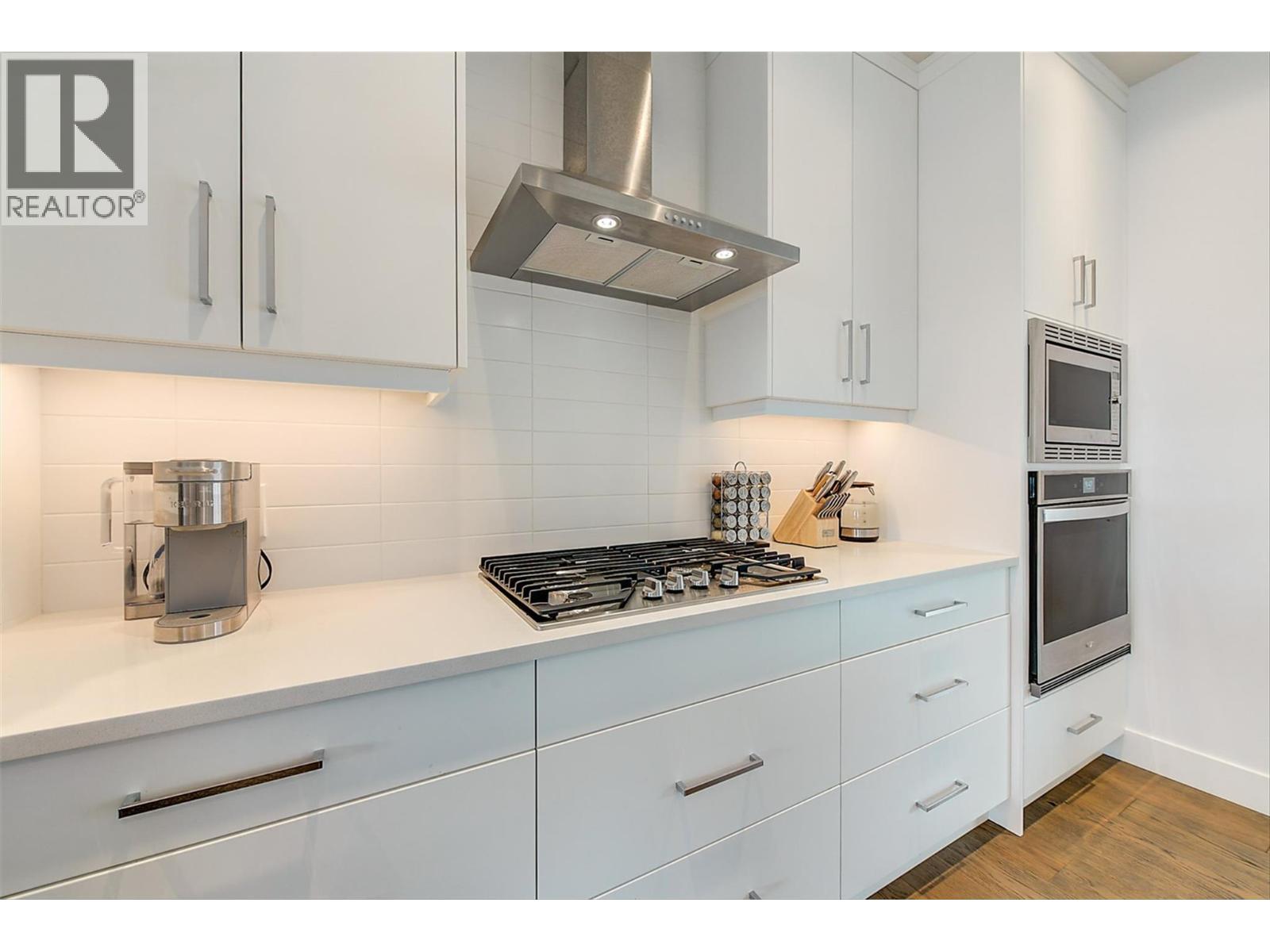 1235 Ponds Avenue, Kelowna, BC - Indoor Photo Showing Kitchen With Upgraded Kitchen