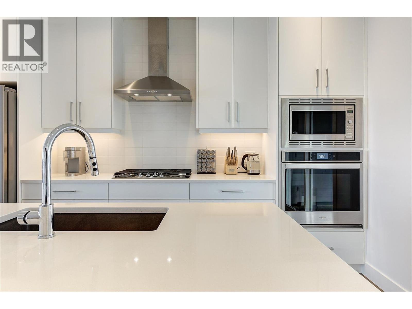1235 Ponds Avenue, Kelowna, BC - Indoor Photo Showing Kitchen With Upgraded Kitchen