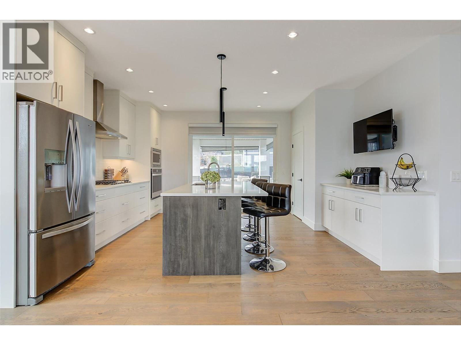 1235 Ponds Avenue, Kelowna, BC - Indoor Photo Showing Kitchen With Upgraded Kitchen