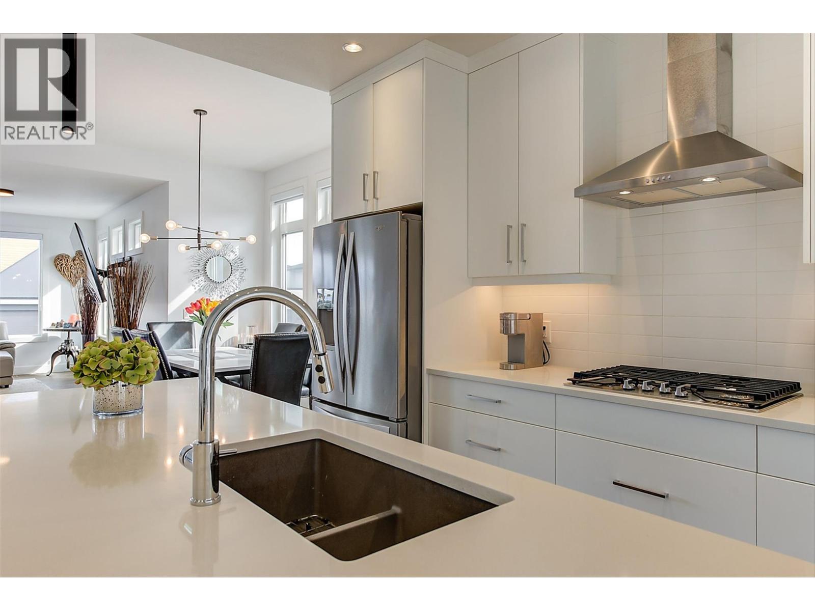 1235 Ponds Avenue, Kelowna, BC - Indoor Photo Showing Kitchen With Upgraded Kitchen
