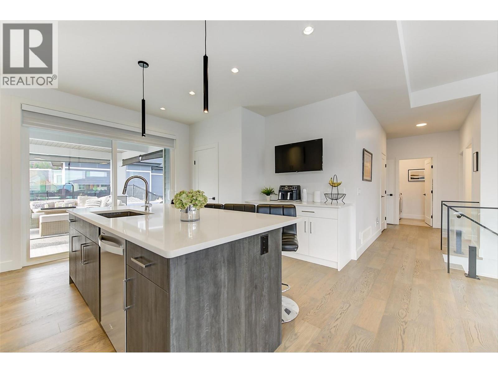 1235 Ponds Avenue, Kelowna, BC - Indoor Photo Showing Kitchen With Upgraded Kitchen