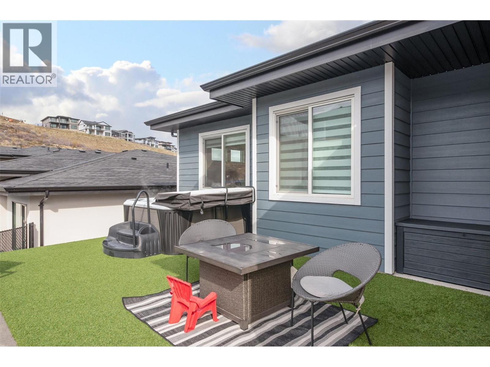 Easy maintenance synthetic lawn allows you to enjoy your downtime to the fullest! - 1235 Ponds Avenue, Kelowna, BC - Outdoor With Deck Patio Veranda With Exterior