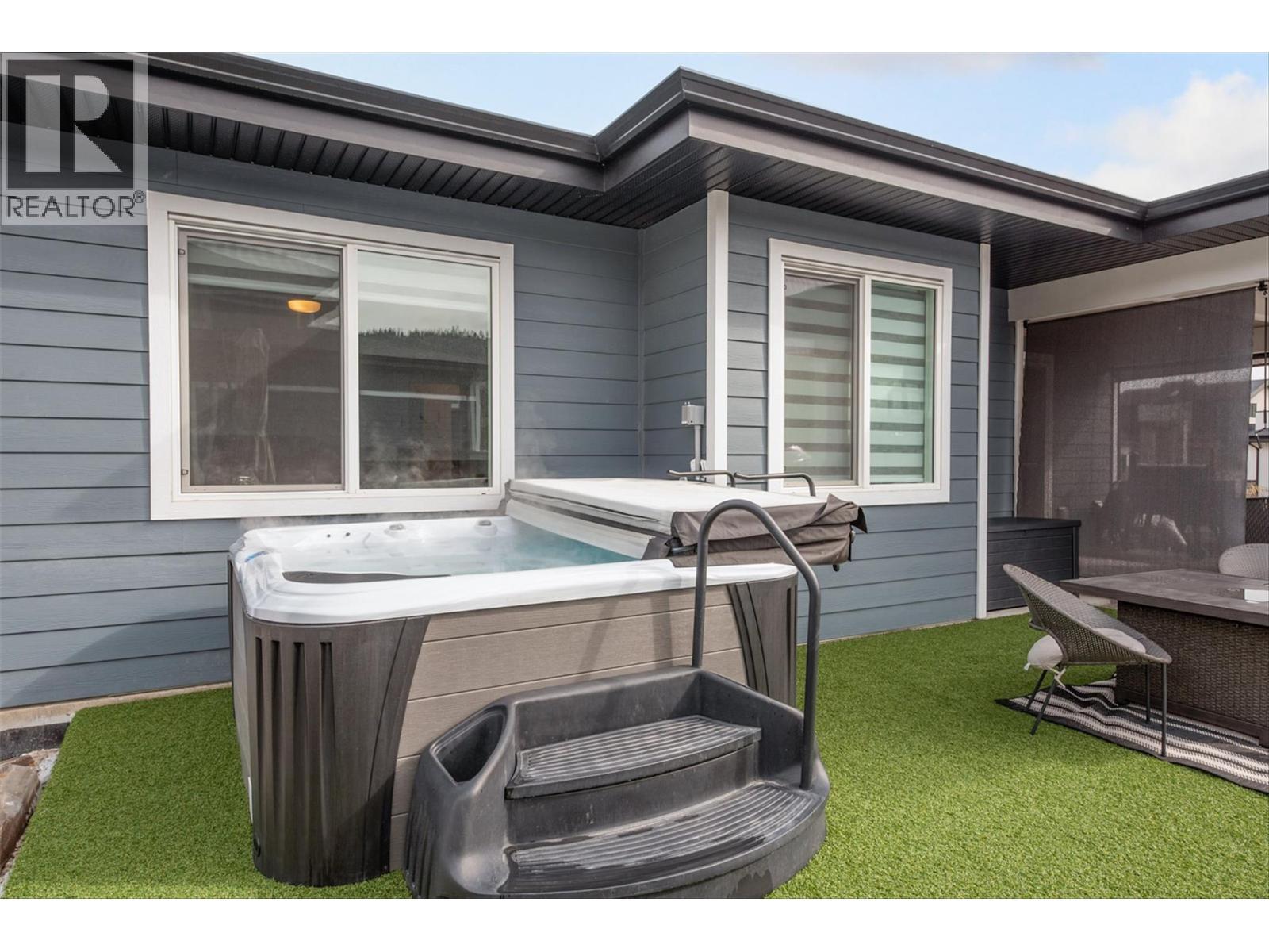 1235 Ponds Avenue, Kelowna, BC - Outdoor With Exterior