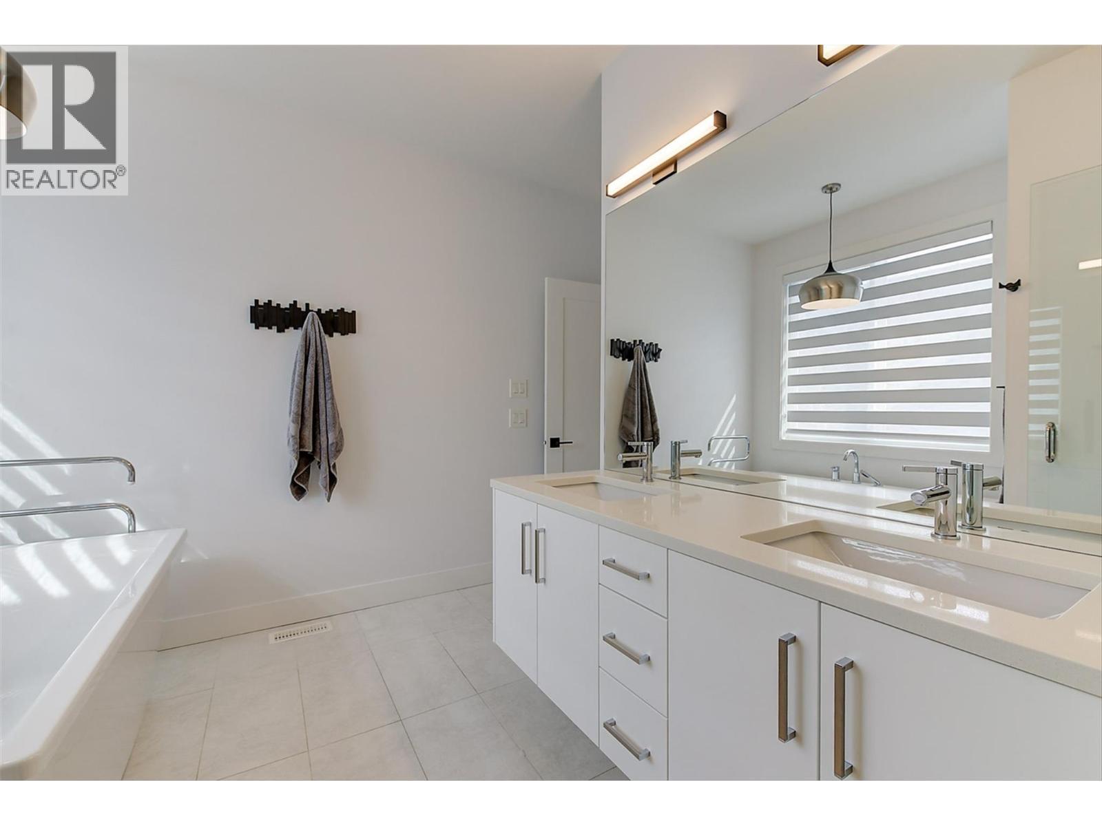 1235 Ponds Avenue, Kelowna, BC - Indoor Photo Showing Bathroom