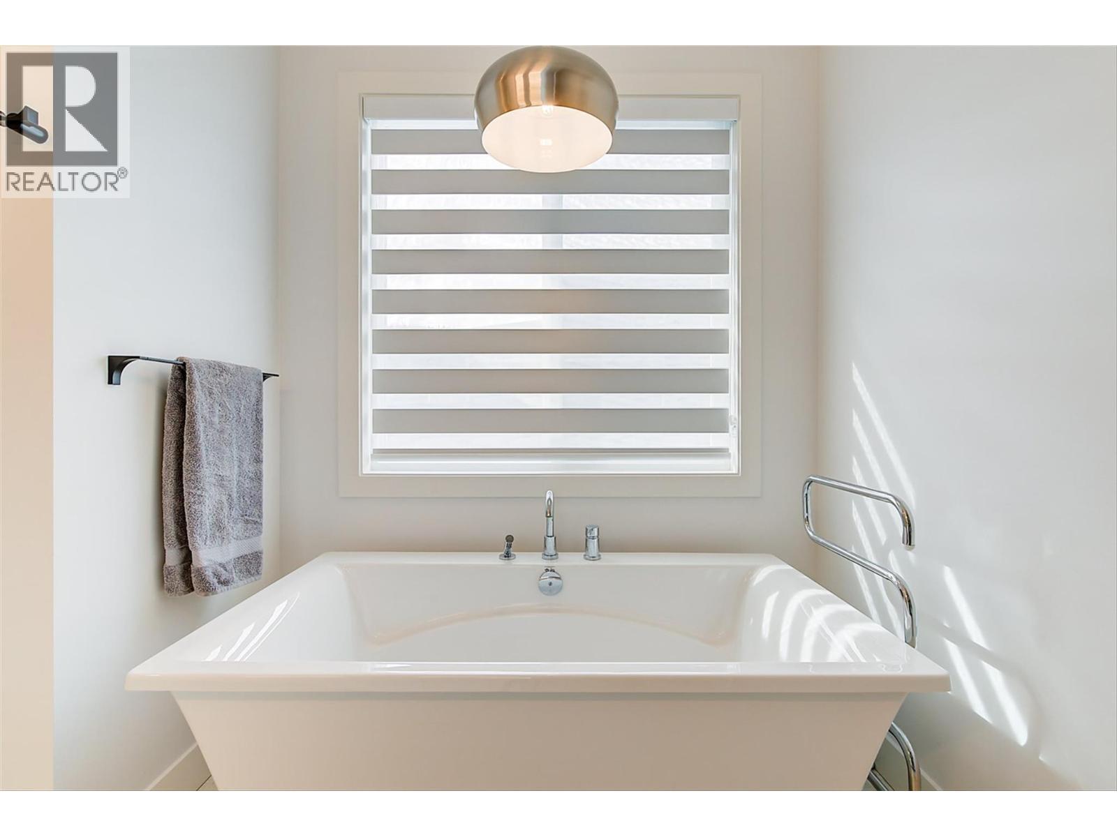 1235 Ponds Avenue, Kelowna, BC - Indoor Photo Showing Bathroom