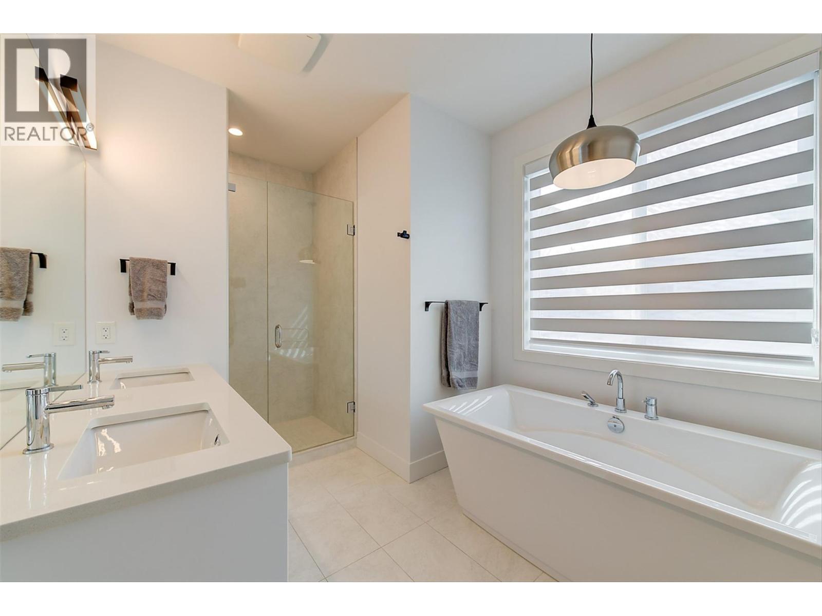 Ensuite bath - 1235 Ponds Avenue, Kelowna, BC - Indoor Photo Showing Bathroom